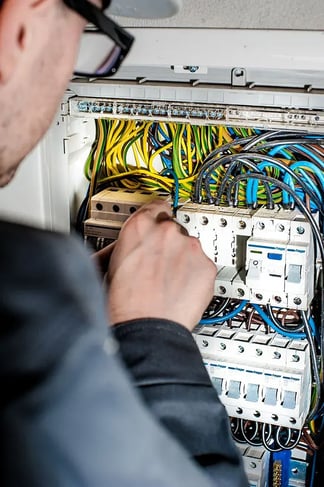641d59d22b0f05c3ca5e3727_Elektriker och kablar